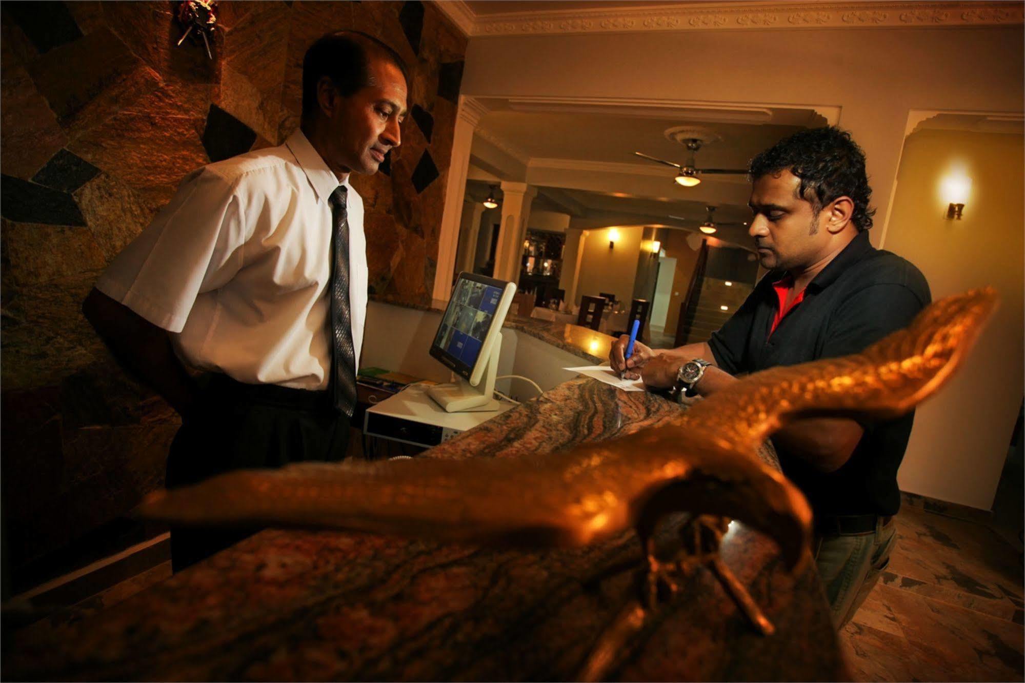 Hotel Travellers Nest Kandy Luaran gambar
